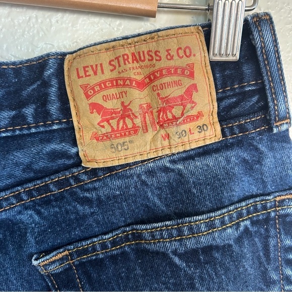 Levi’s Cutoff Denim Shorts Size 30 Raw Hem Dark Wash - Picture 4 of 6